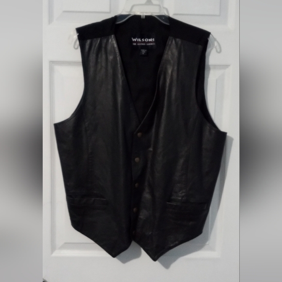 Wilson Black Vest Sleek Minimalist Design - Picture 1 of 4